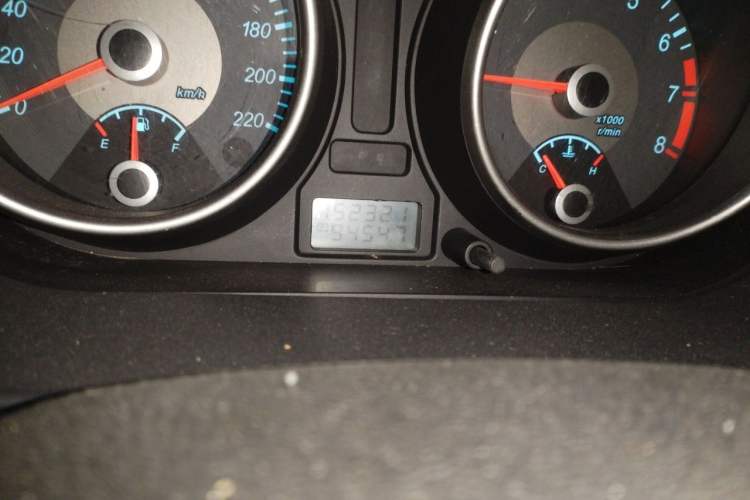 Used Buick Excelle 2011 1.6LX-AT Odometer Close Up
