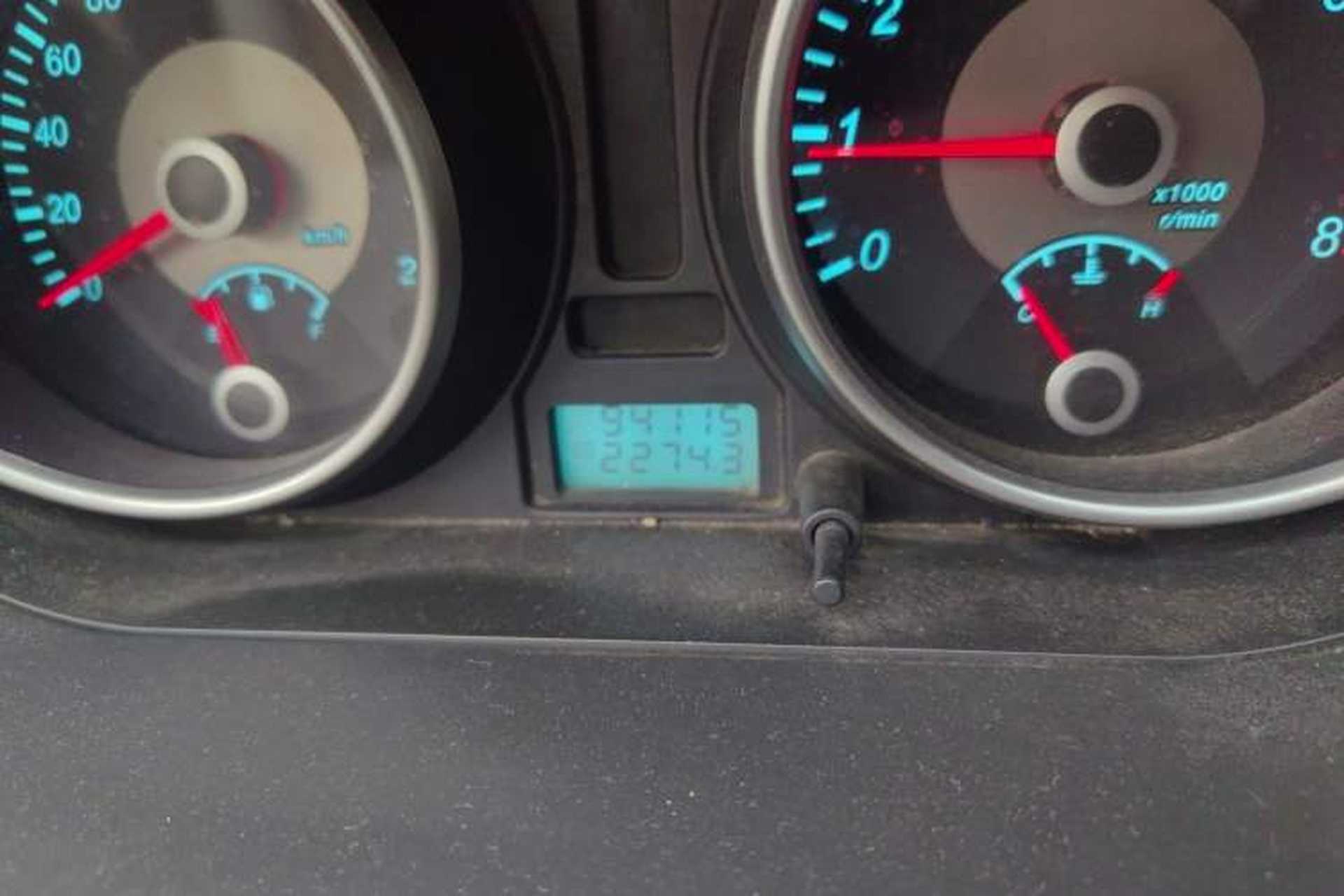 Used Buick Excelle 2011 1.6 LX-MT Odometer Close Up