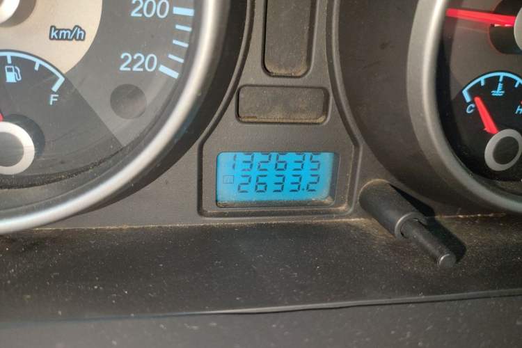 Used Buick Excelle 2011 1.6 LE-AT Odometer Close Up