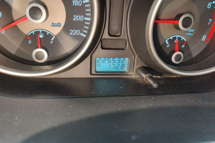 Used Buick Excelle 2011 1.6 LX-MT Odometer Close Up