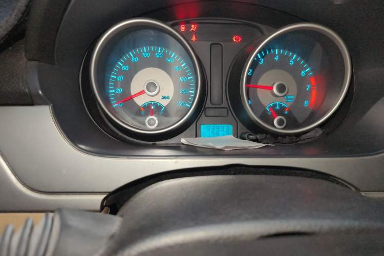 Used Buick Excelle 2011 1.6 LX-MT Odometer Close Up