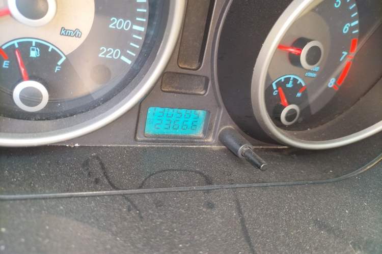 Used Buick Excelle 2011 1.6 LE-MT Odometer Close Up