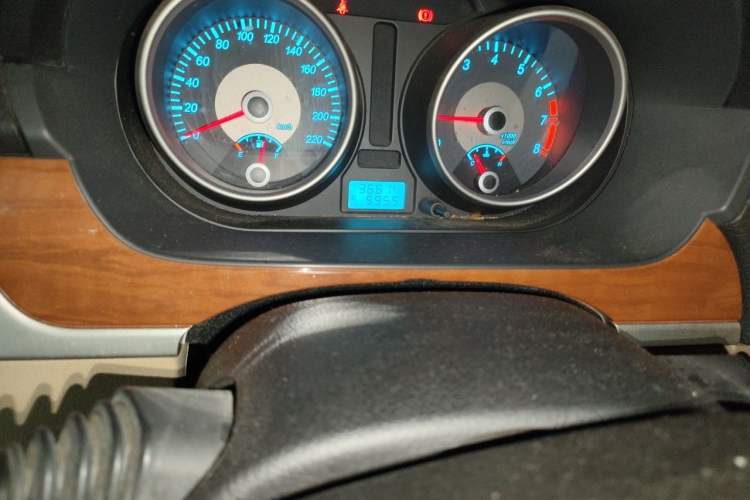 Used Buick Excelle 2011 1.6 LE-MT Odometer Close Up