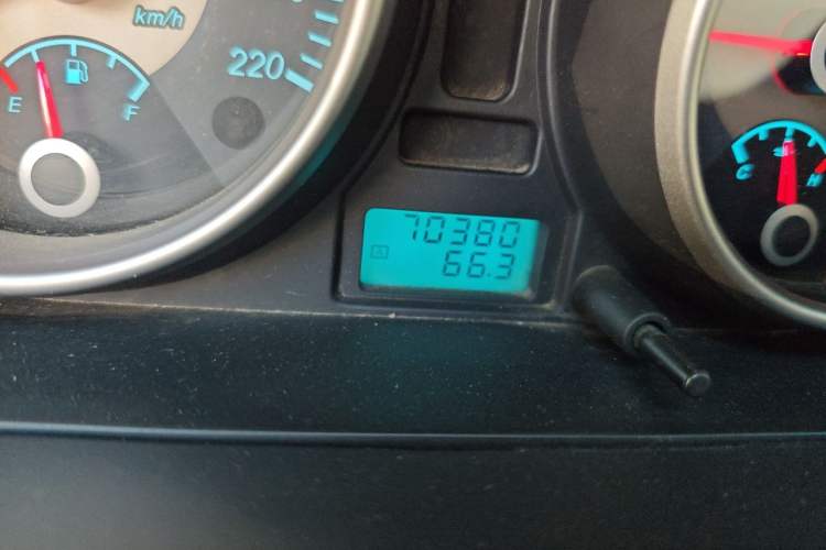 Used Buick Excelle 2011 1.6 LX-MT Odometer Close Up
