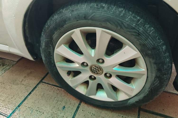 Used Buick Excelle 2011 1.6 LE-AT Right Front Wheel Hub
