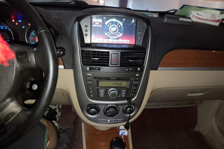 Used Buick Excelle 2011 1.6 LE-AT Audio And AC Panel