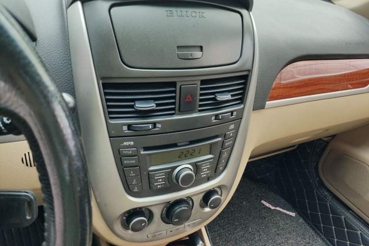 Used Buick Excelle 2011 1.6 LE-AT Audio And AC Panel