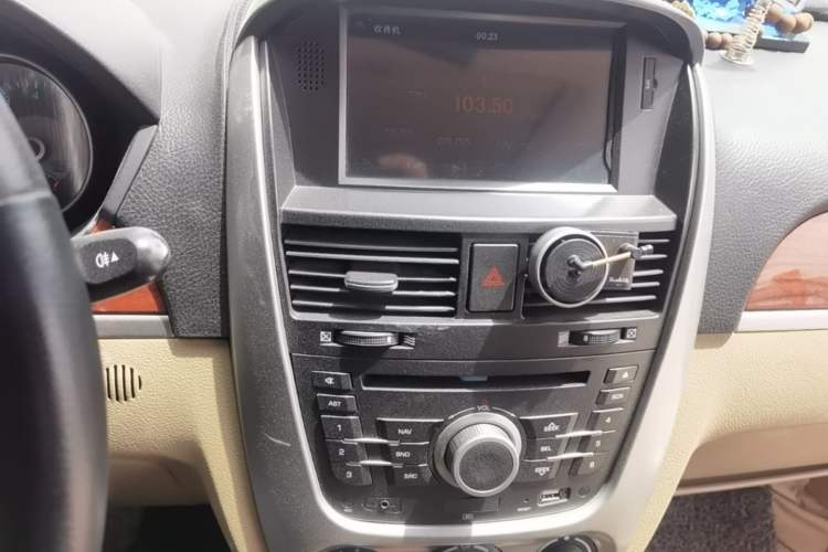 Used Buick Excelle 2011 1.6LX-AT Audio And AC Panel