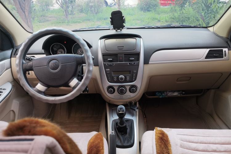 Used Buick Excelle 2011 1.6 LX-MT Center Console