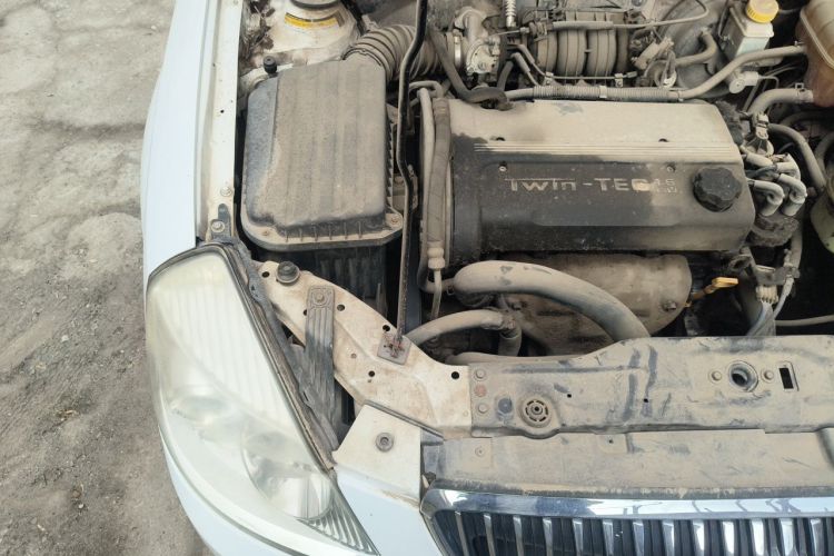Used Buick Excelle 2011 1.6 LX-MT Engine Bay Right