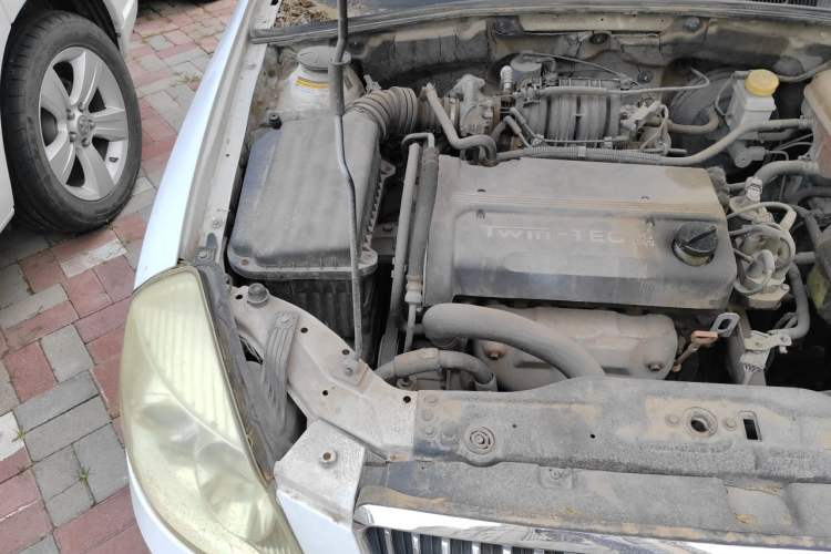 Used Buick Excelle 2011 1.6 LX-MT Engine Bay Right