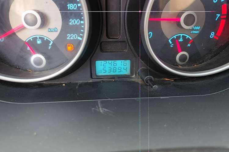 Used Buick Excelle 2011 1.6LX-AT Odometer Close Up