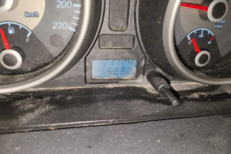 Used Buick Excelle 2011 1.6 LE-AT Odometer Close Up