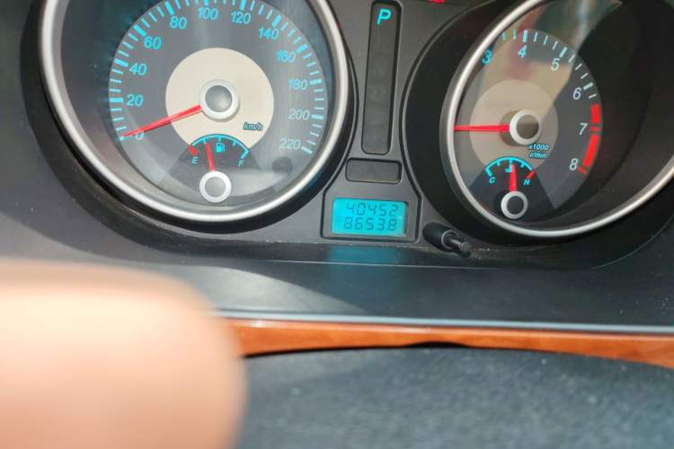 Used Buick Excelle 2011 1.6 LE-AT Odometer Close Up