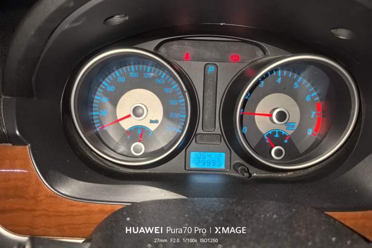 Used Buick Excelle 2011 1.6 LE-AT Odometer Close Up
