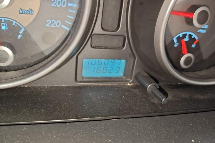 Used Buick Excelle 2011 1.6LX-AT Odometer Close Up