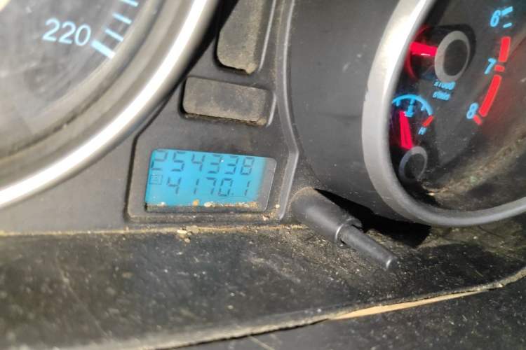 Used Buick Excelle 2011 1.6 LX-MT Odometer Close Up