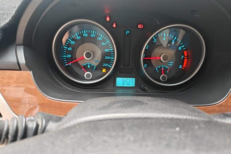 Used Buick Excelle 2011 1.6 LE-AT Odometer Close Up