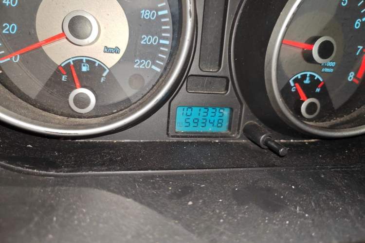 Used Buick Excelle 2011 1.6LX-AT Odometer Close Up