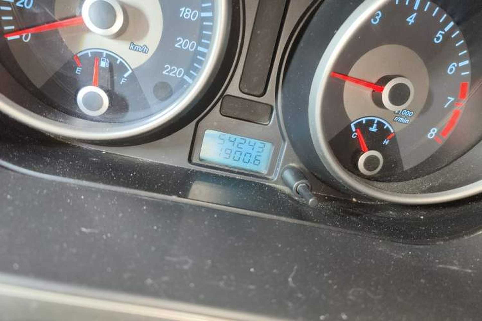 Used Buick Excelle 2011 1.6LX-AT Odometer Close Up