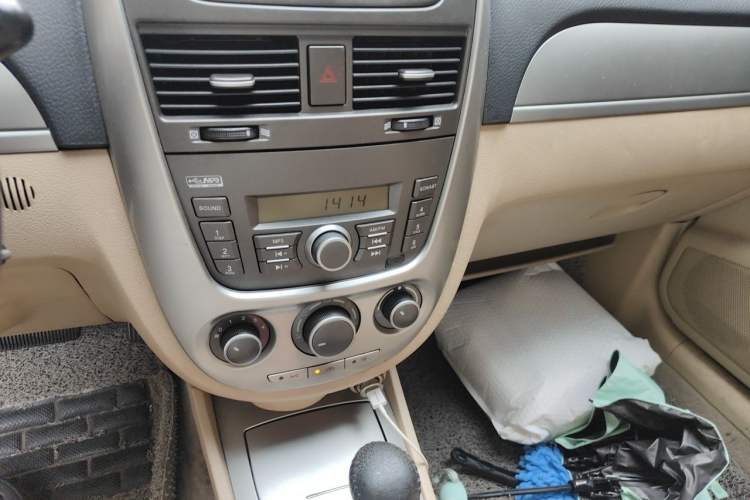 Used Buick Excelle 2011 1.6 LE-AT Audio And AC Panel