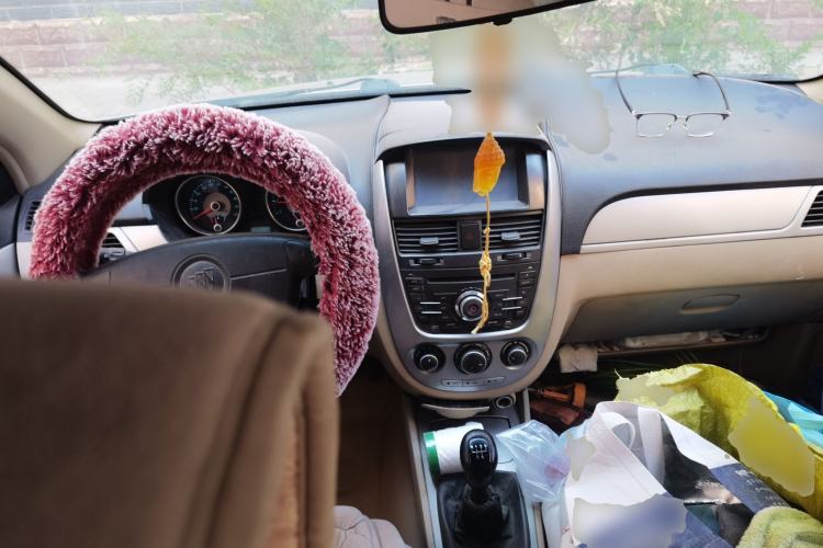 Used Buick Excelle 2011 1.6 LX-MT Center Console