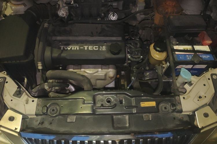 Used Buick Excelle 2011 1.6 LX-MT Engine Bay