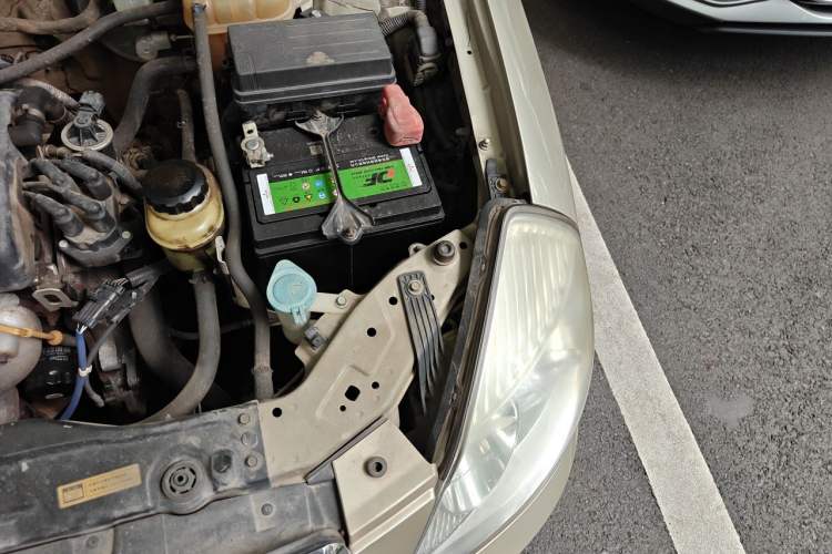 Used Buick Excelle 2011 1.6 LX-MT Engine Bay Left