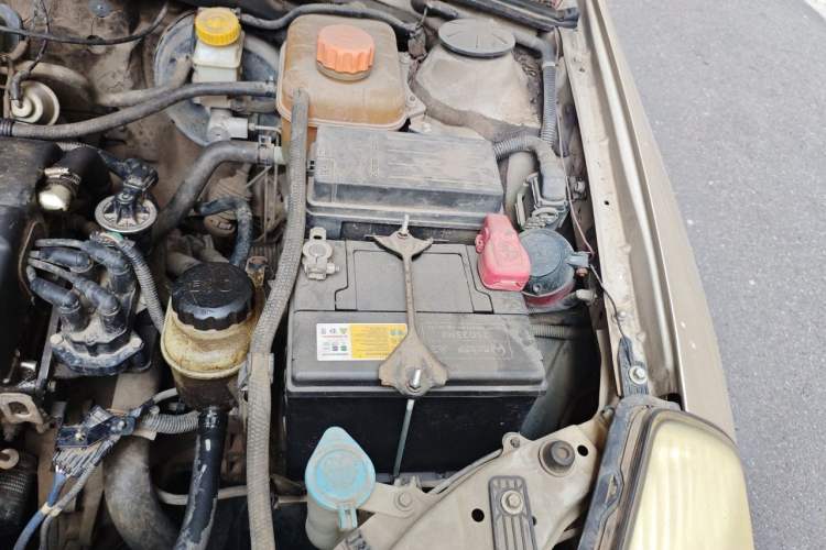 Used Buick Excelle 2011 1.6 LX-MT Engine Bay Left