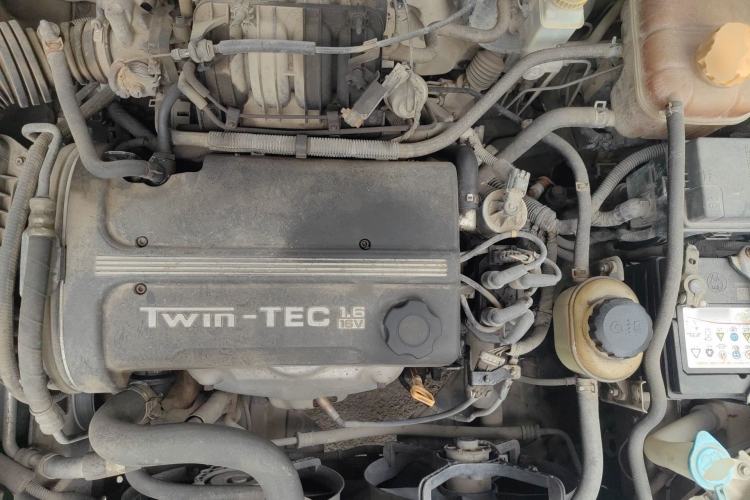 Used Buick Excelle 2011 1.6 LX-MT Engine Bay