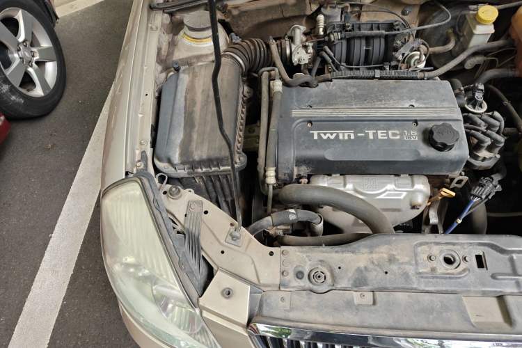 Used Buick Excelle 2011 1.6 LX-MT Engine Bay Right
