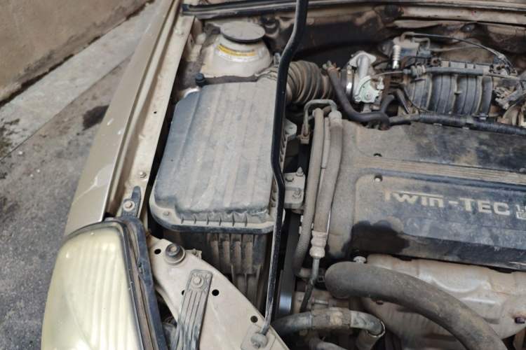 Used Buick Excelle 2011 1.6 LX-MT Engine Bay Right