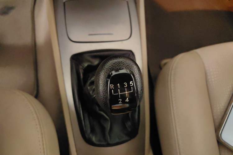 Used Buick Excelle 2011 1.6 LX-MT Gear Lever