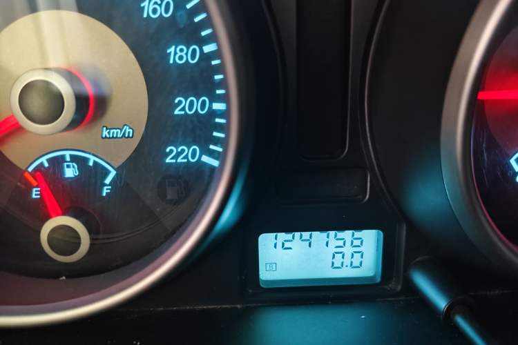 Used Buick Excelle 2011 1.6LX-AT Odometer Close Up