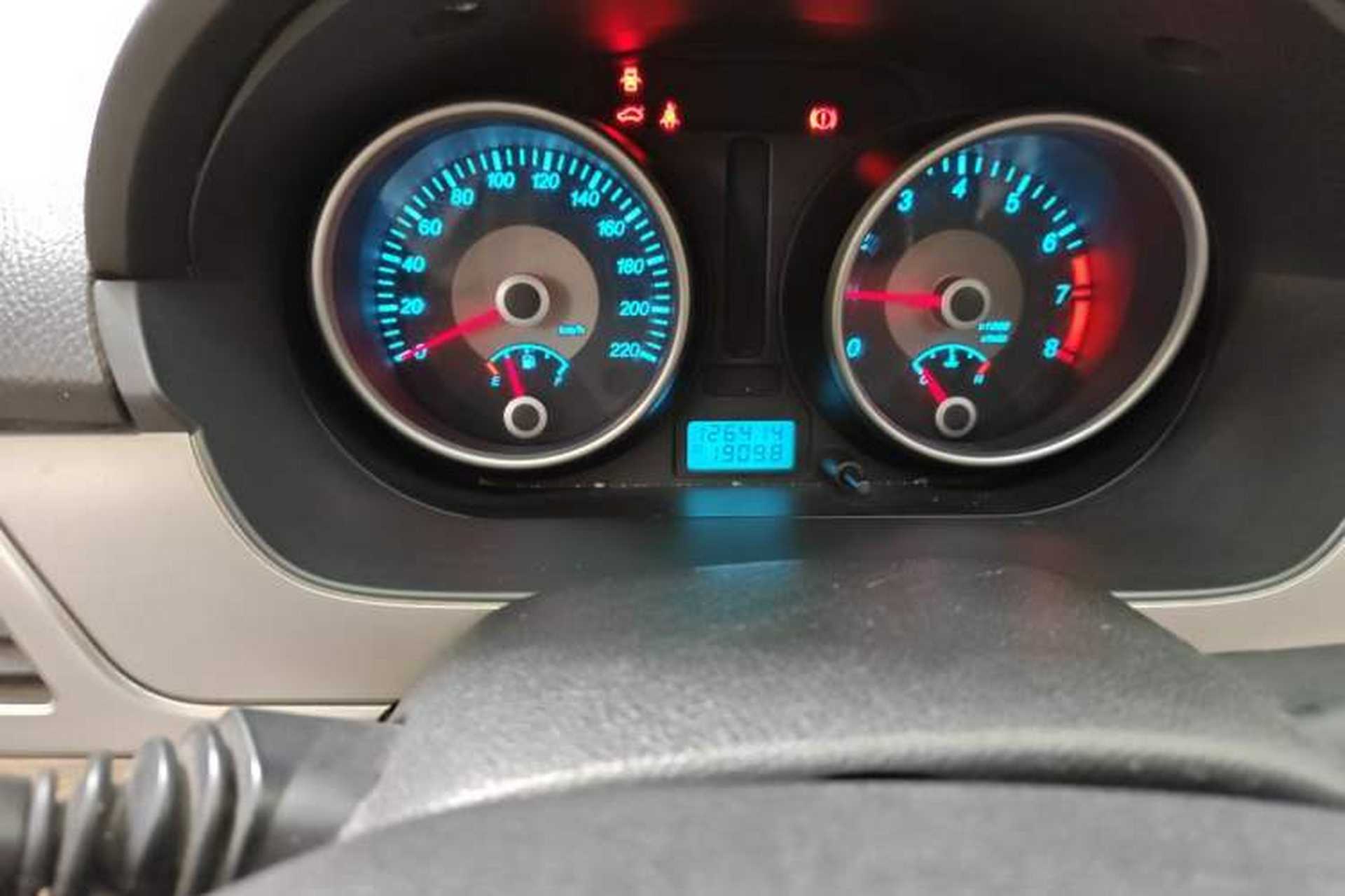 Used Buick Excelle 2011 1.6 LX-MT Odometer Close Up