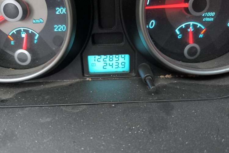Used Buick Excelle 2011 1.6 LE-AT Odometer Close Up