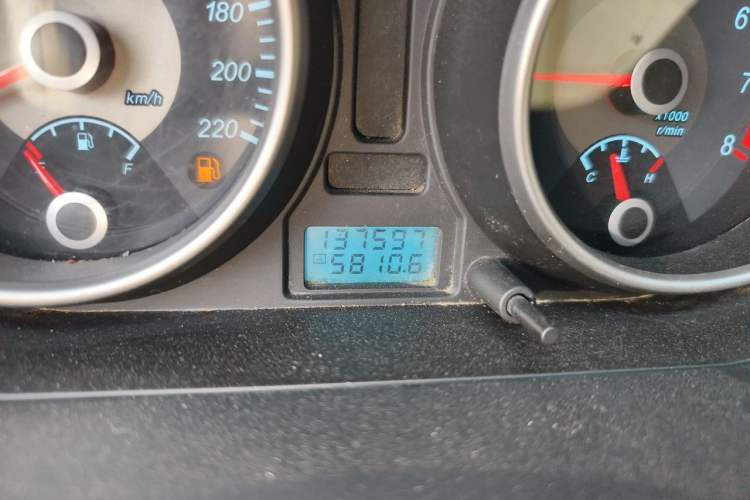 Used Buick Excelle 2011 1.6LX-AT Odometer Close Up