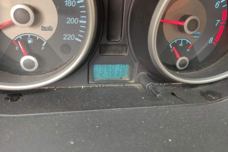 Used Buick Excelle 2011 1.6 LX-MT Odometer Close Up