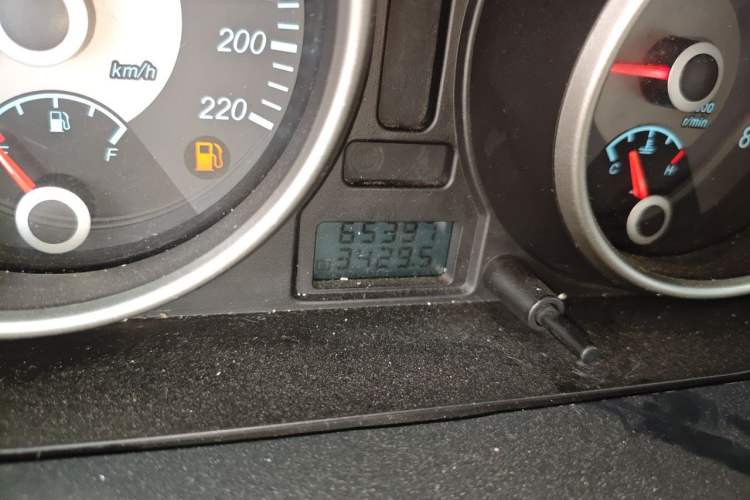 Used Buick Excelle 2011 1.6LX-AT Odometer Close Up