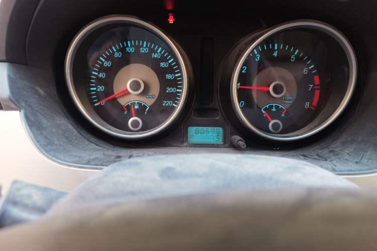 Used Buick Excelle 2011 1.6 LX-MT Odometer Close Up