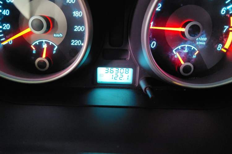 Used Buick Excelle 2011 1.6 LX-MT Odometer Close Up