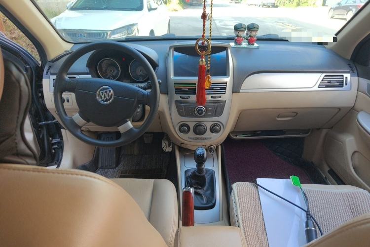 Used Buick Excelle 2013 1.5L Manual Classic Model Center Console