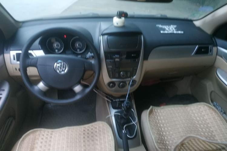 Used Buick Excelle 2013 1.5L Manual Classic Model Center Console