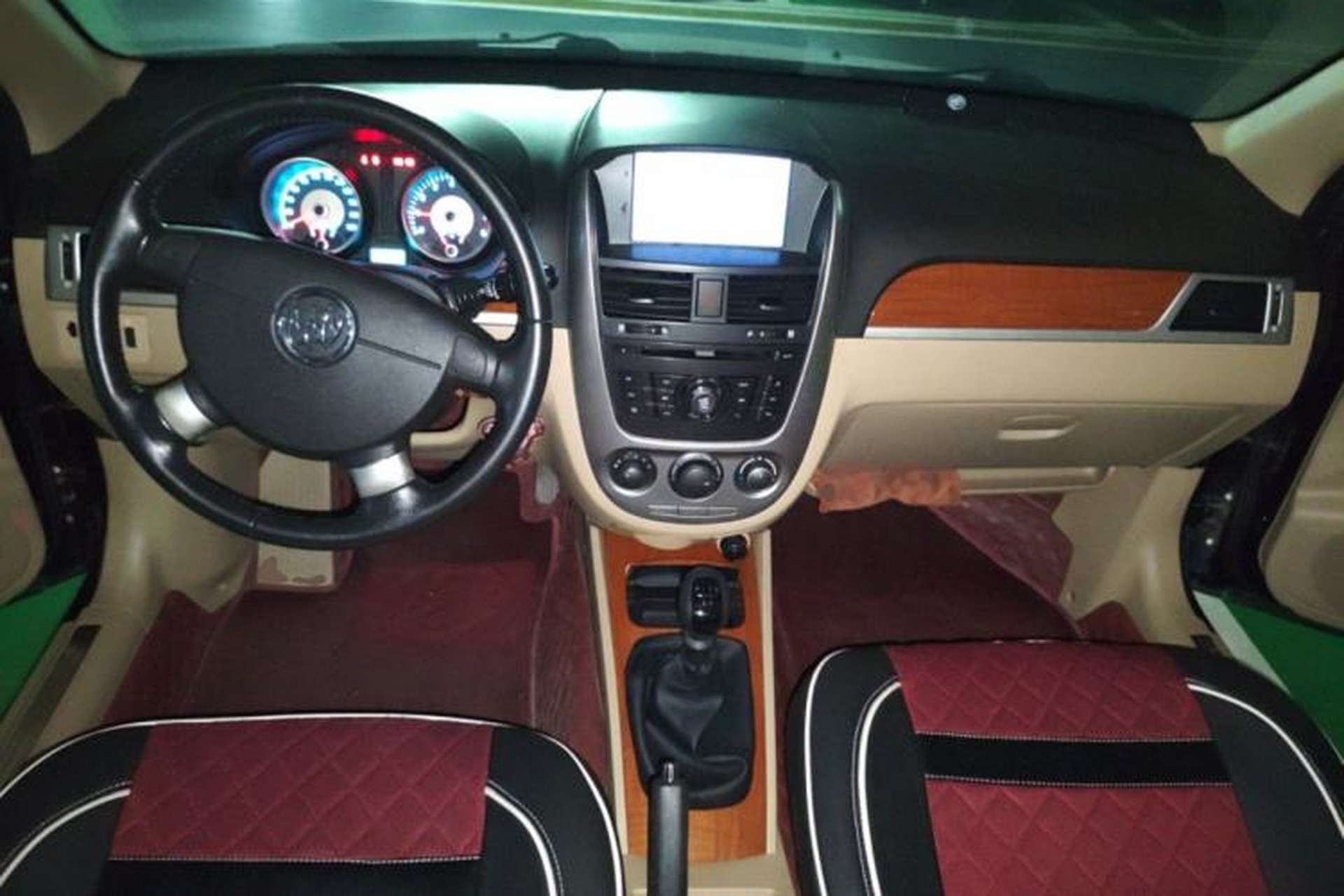 Used Buick Excelle 2013 1.5L Manual Luxury Model Center Console