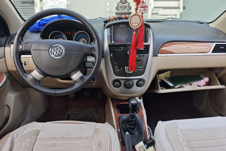 Used Buick Excelle 2013 1.5L Manual Luxury Model Center Console