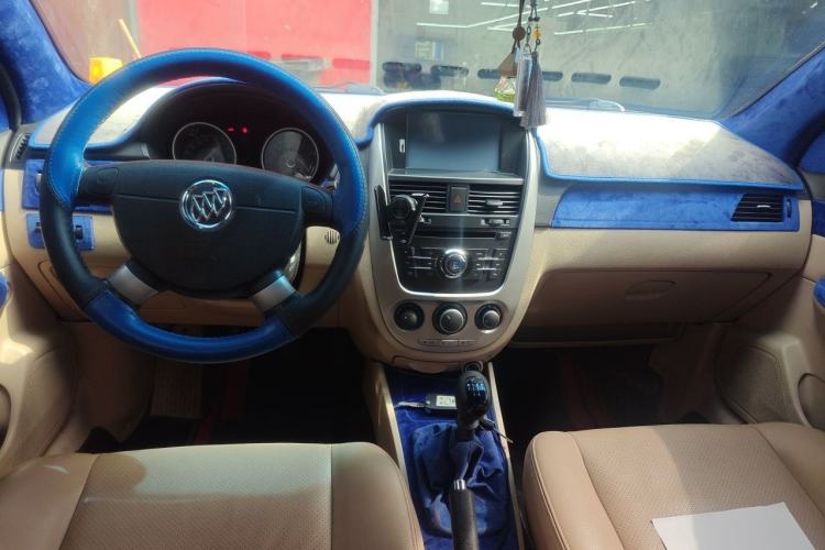 Used Buick Excelle 2013 1.5L Manual Luxury Model Center Console