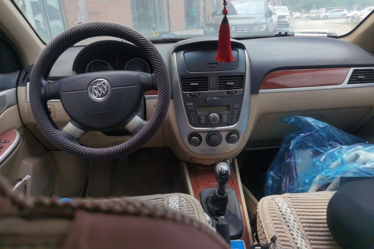 Used Buick Excelle 2013 1.5L Manual Luxury Model Center Console