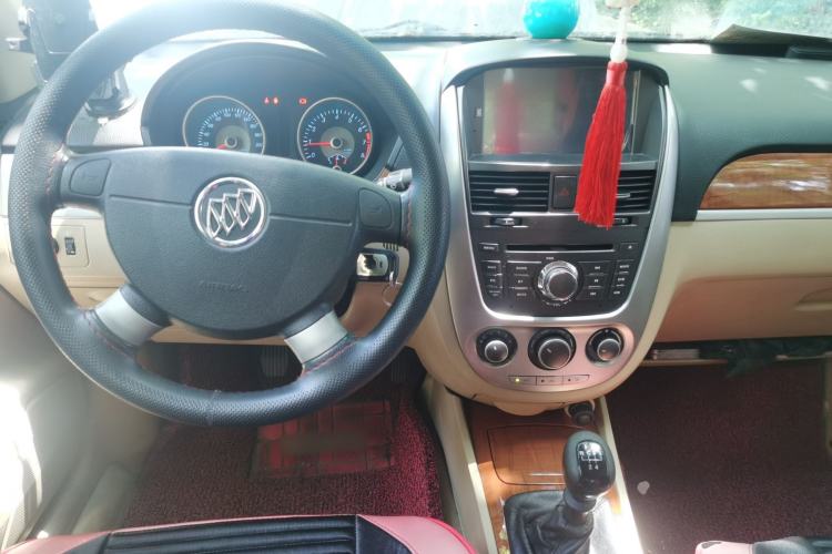 Used Buick Excelle 2013 1.5L Manual Luxury Model Center Console