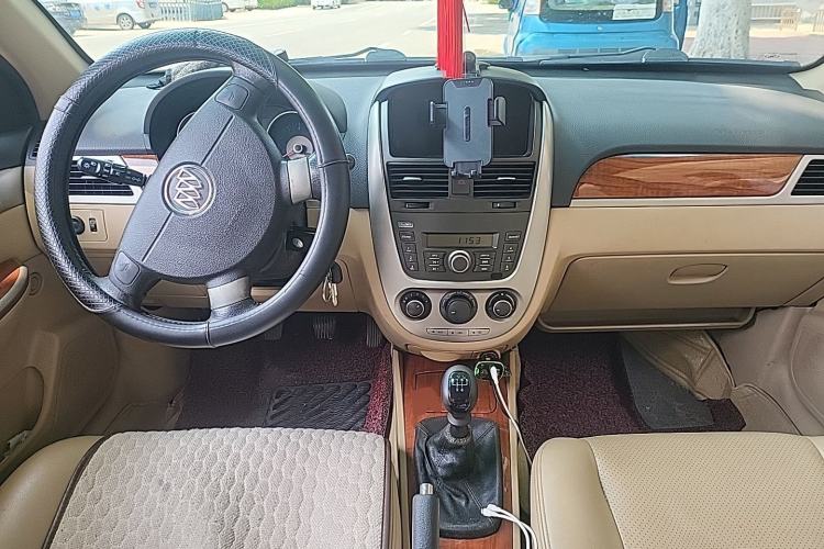 Used Buick Excelle 2013 1.5L Manual Luxury Model Center Console