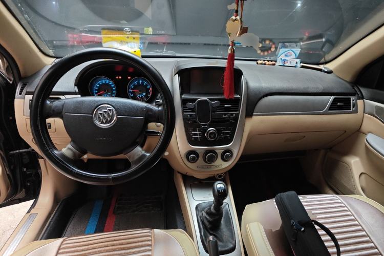 Used Buick Excelle 2013 1.5L Manual Classic Model Center Console